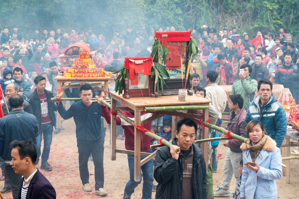 在广西藤县一些乡镇农村,每年广西各地会都举行抢花炮活动,活动开始便