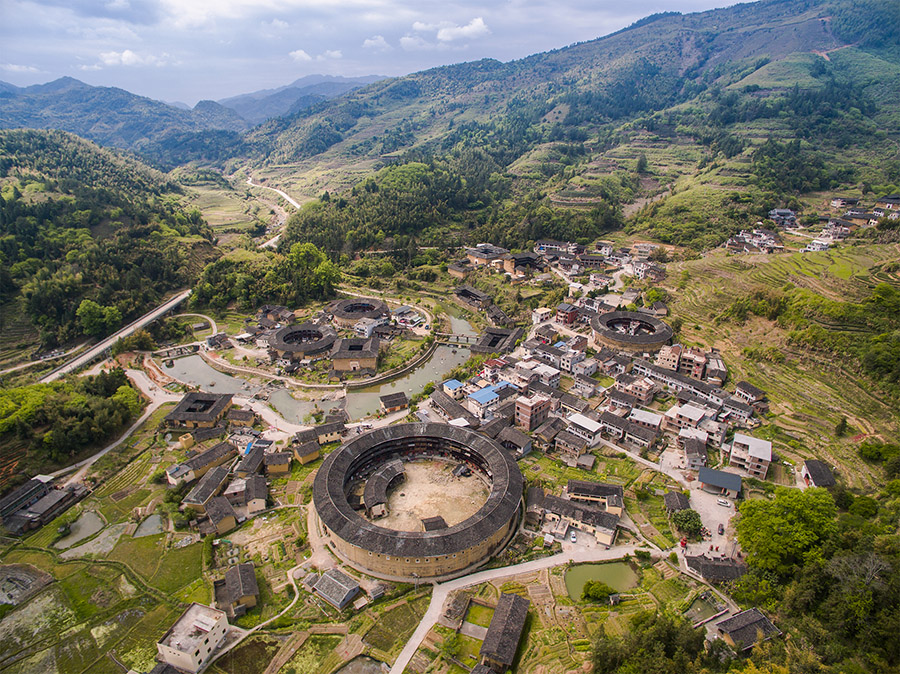 拍摄地点:南靖县梅林镇石桥村.说明:河坑土楼包裹在稻香和绿水之中. .