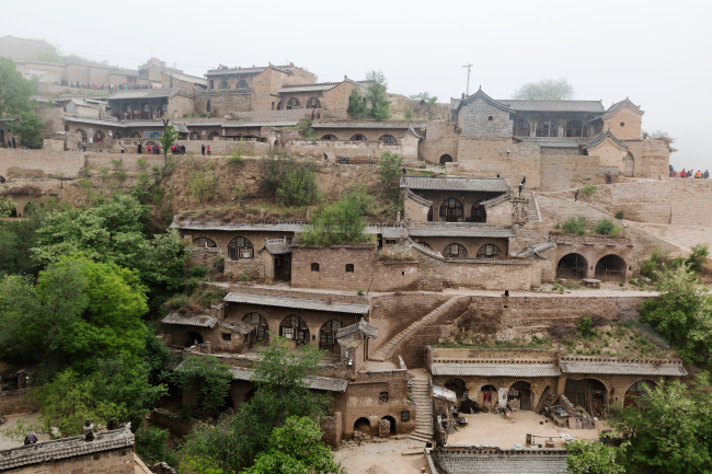 古村以窑洞式建筑为主,依山而建,一气呵成,形成立体村落.