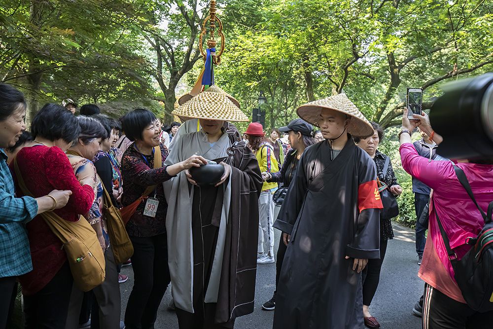 《杭州僧人托钵行脚》