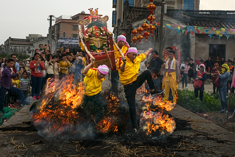 营(迎)老爷是揭阳地区传统的民俗祭祀文化活动,当地民间是多神崇拜的