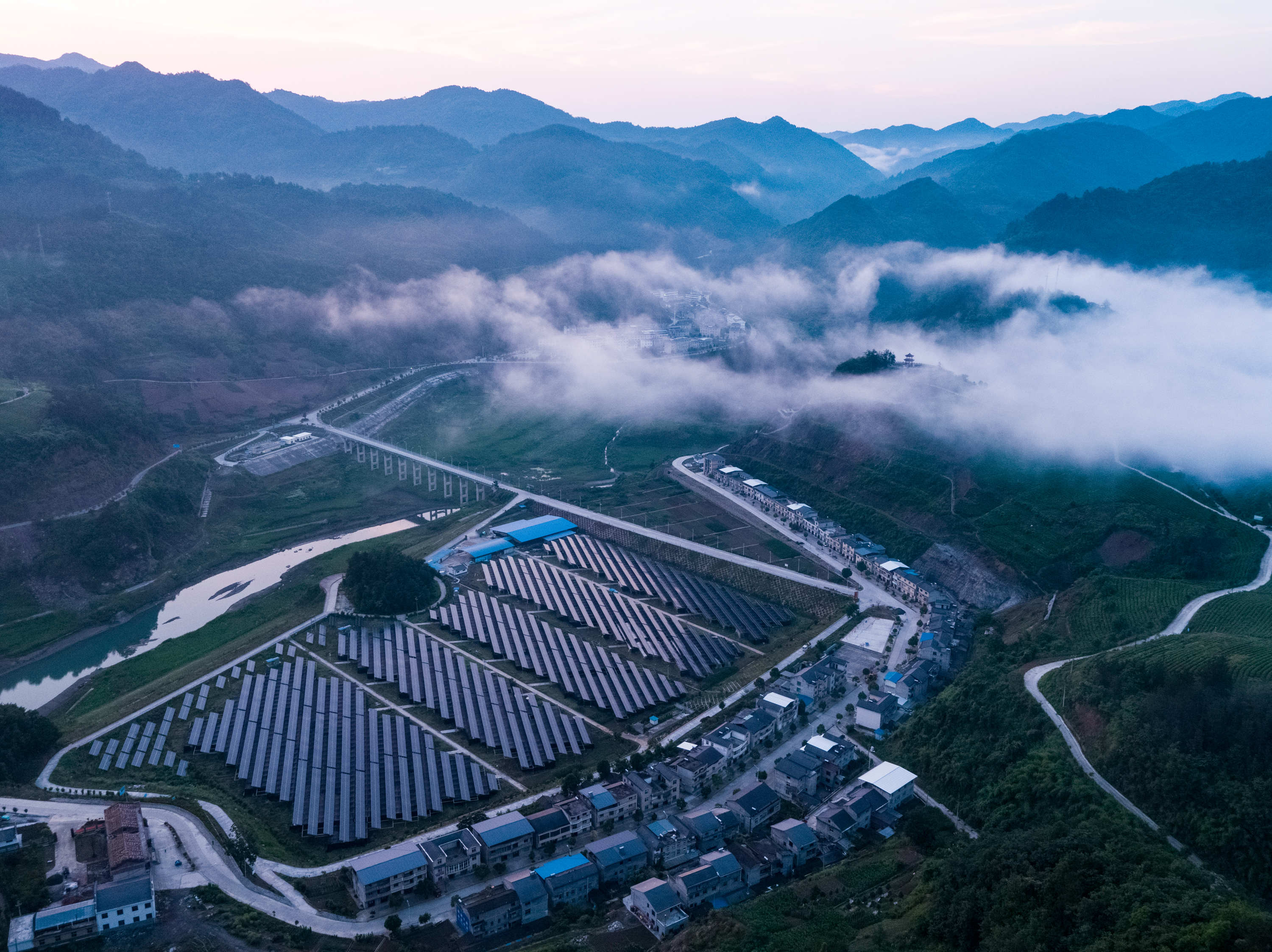 2019年6月14日,湖北省十堰市竹山县深河乡双湾村,双湾大桥直通光伏