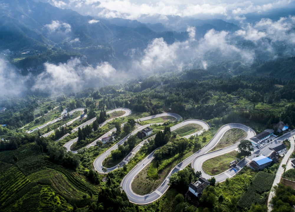 玉带绕山(2019年8月1日,湖北恩施市太阳河乡境内的白奉公路山如玉带绕