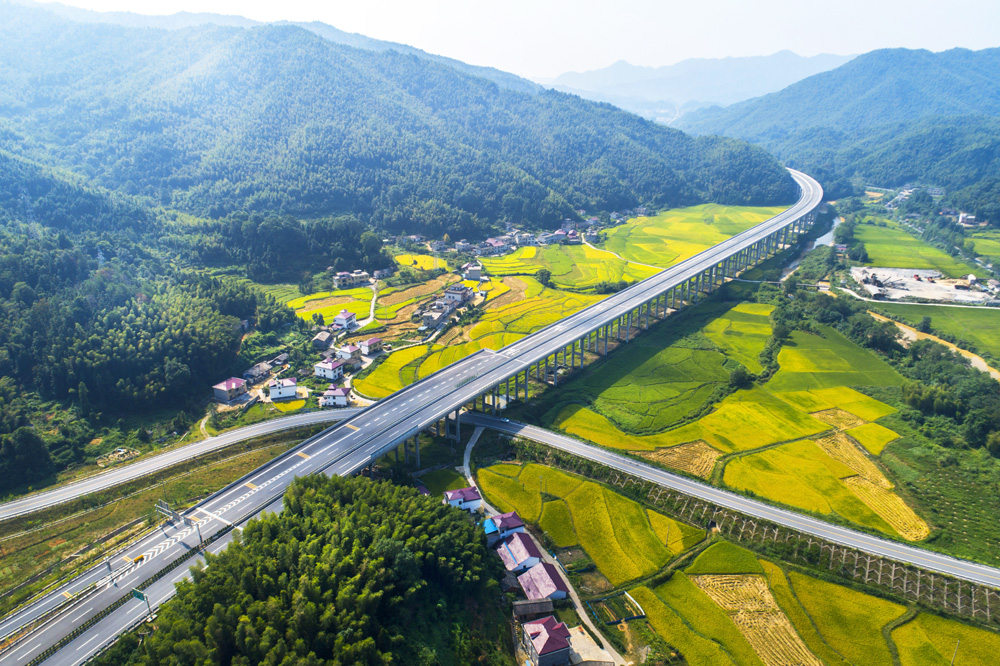 《远方》四通八达的公路带动江西宜丰县偏远山乡脱贫致富.jpg