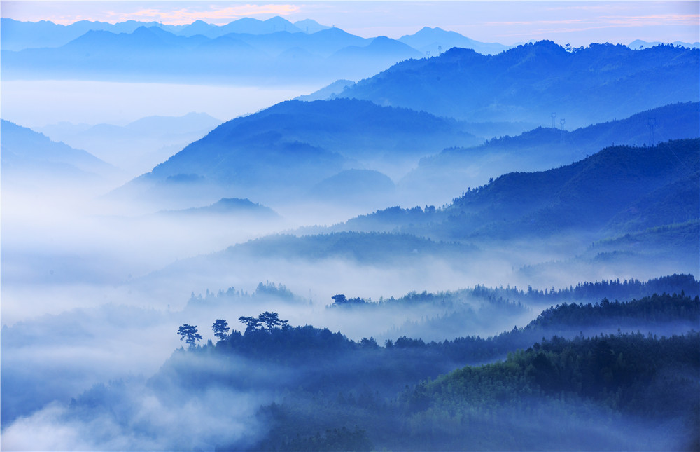 层山雾弥漫