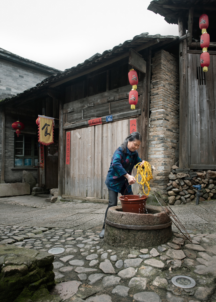 《打水妇人》