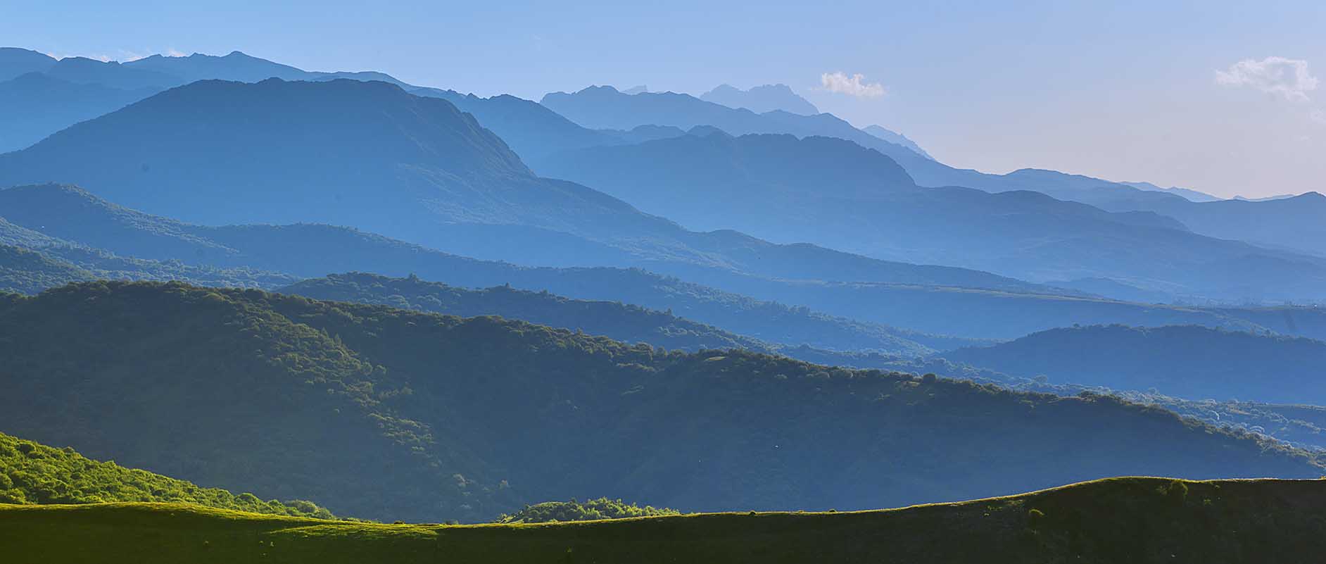 满目青山夕照明